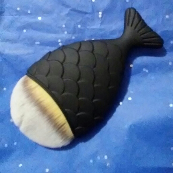 Black Mermaid Tail Foundation Brush - Picture 2 of 2